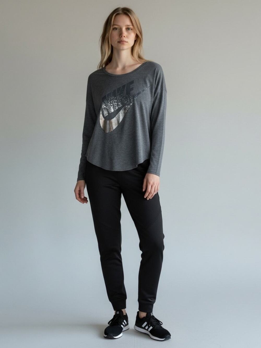 NIKE Women's Sz M Long Sleeve Graphic Tee - Charcoal Gray